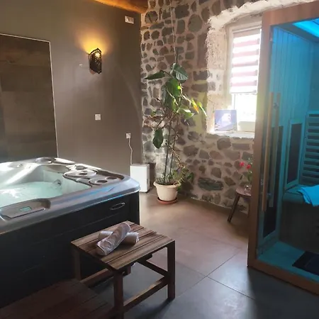 Romantique Dans Centre De Bien-être Au Chant De L'eau Alojamento de Acomodação e Pequeno-almoço Siaugues-Sainte-Marie
